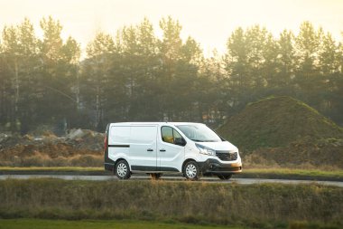 Ülke yolunda dağıtım servisi minibüsü