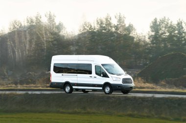 Doğal manzaralı bir nakliye aracı yolda.