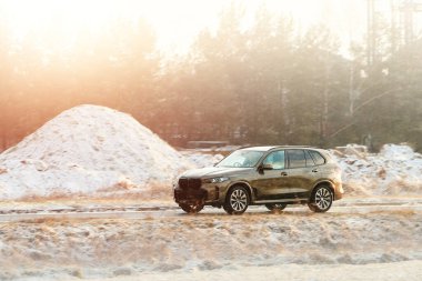 Karlı havada araba açık havada.