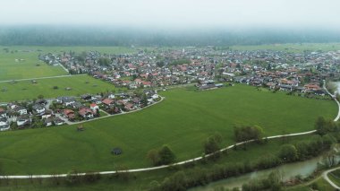 Dağlık arazili huzurlu bahar manzarası