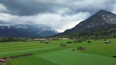 Bavyera çayırları görkemli Alplere götürür