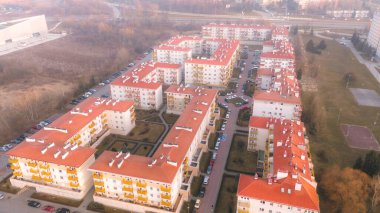 Bahçeleri, yolları ve evleri olan bir apartman dairesi.