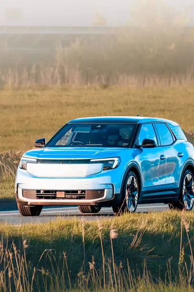 Elektrikli araç otoyolda modern tasarım gösteriyor