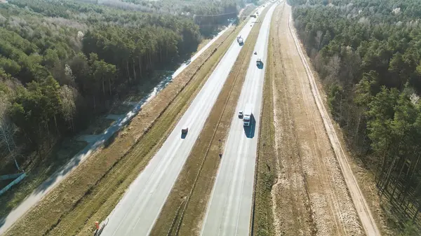 Hafif araç trafiği olan orman otoyolu