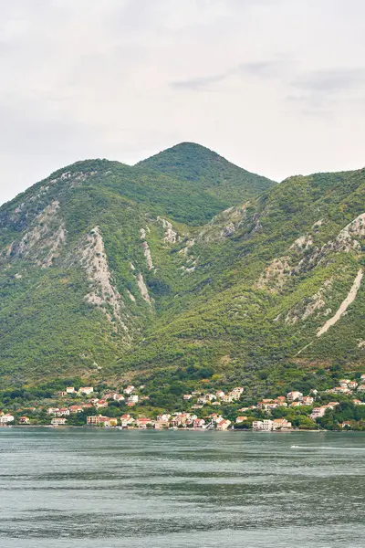 Bulutlu dağ manzaralı Kotor Körfezi