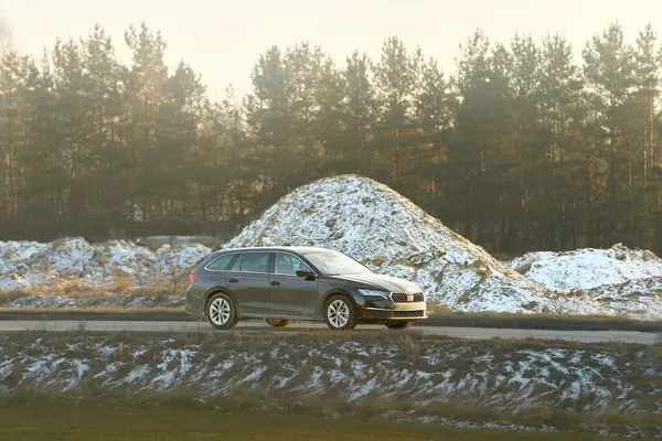 Kış kir tabakalı siyah bir SUV.