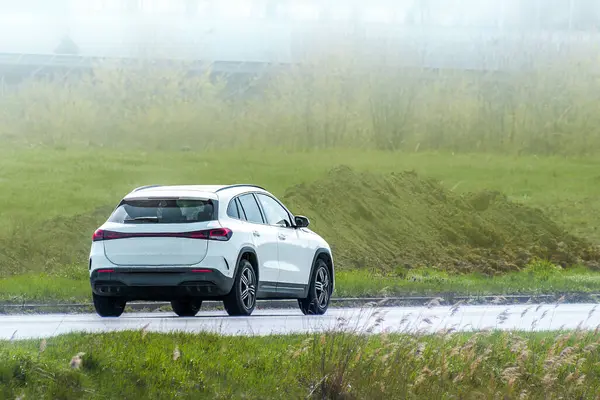 Tüm jipler doğaya doğru gidiyor.