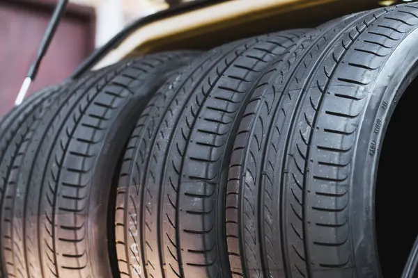 Yığılmış otomobil lastikleri yenilenmeye hazır