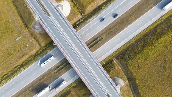 Beyaz kamyonlu ve yemyeşil arazili boş kırsal otoyol