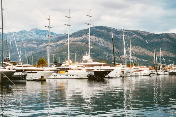 Lüks tekneler rıhtıma yanaştı..