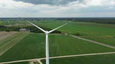 Manzaralı tarlalarda rüzgar jeneratörü