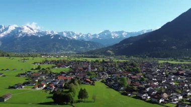 Yeşil çayırlar ve renkli evler