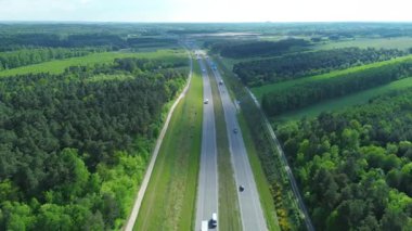 Yolun orman yoluyla havadan görünümü