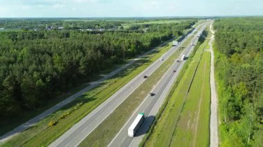 Trafik akışına sahip kırsal otoyol