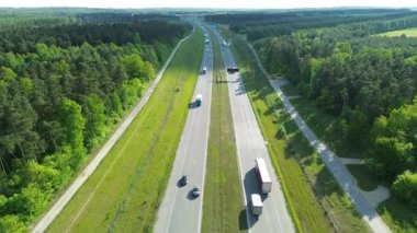 Otoyol manzaralı güzel bir yaz ormanı