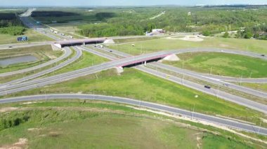 Parlak sonbahar kırsalında asfalt yol