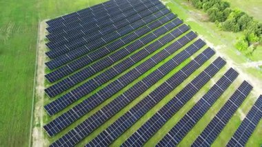 Çimenli topraklara kurulmuş güneş panelleri