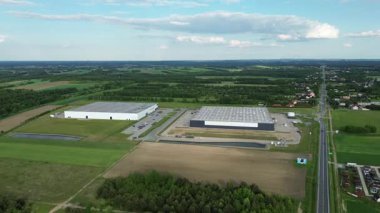 Büyük bir deponun insansız hava aracı görüntüleri.