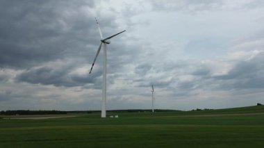 Mavi gökyüzü açık kırsalda türbin