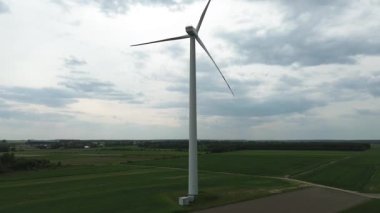 Rüzgâr türbini bulutlu gökyüzüne karşı