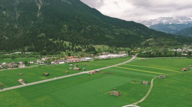 Alp dağlarının altındaki sakin bahar vadisi