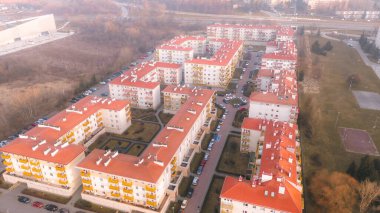 Avrupa yerleşim bölgesinin tepetaklak şehir manzarası