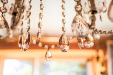 Tavan lambasında şeffaf kristal kolyeler