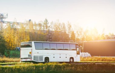 Modern beyaz otobüsü olan kırsal otoyol.