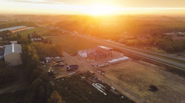 İnşaat işçileri yeni ticari proje inşa ediyorlar
