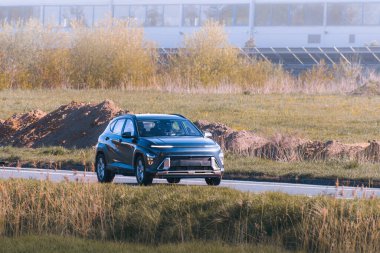 Doğal manzara boyunca hareket halindeki elektrikli araba.