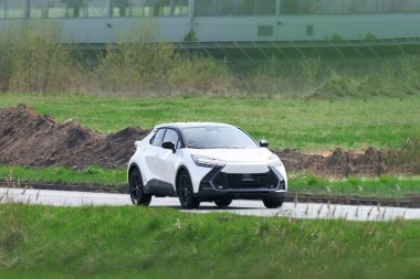 Kırsal alanda enerji tasarruflu SUV seyahat ediyor