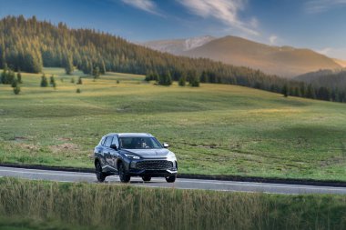 Modern Verimlilik ve Tarzın Gösterisinde Elektrikli Araba Yolda Kayıyor