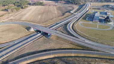 Döngülü yol manzaralı yüksek otoyol kavşağı