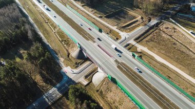 Otoyoldaki araçlar doğal ortamda