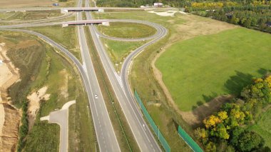 Ormanda trafiği olan bir yol.