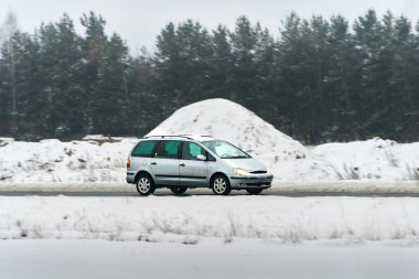 Yolcu minibüsü hareket halindeyken karlı yol