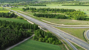 Araçlarla çok şeritli otoyol üzerinde köprü