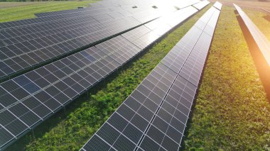 Güneş panellerinin alanı güneş altında sürdürülebilir enerji üretiyor.