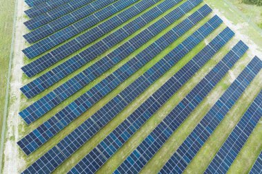 Çatıdaki temiz enerji panelleri