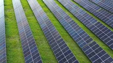 Güneş enerjisi tarlası havadan görünümü