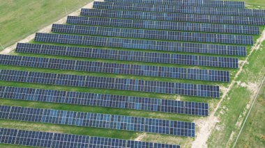 Güneş enerjisi tarlası havadan görünümü