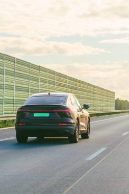 Elektrikli SUV yolda gidiyor.