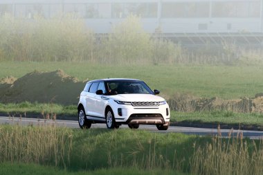 Kırsal yol inşaatı yakınındaki pahalı SUV 'de sürücü.