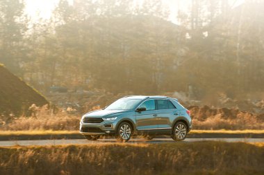 Gün batımında araç kırsalda hızla ilerliyor.