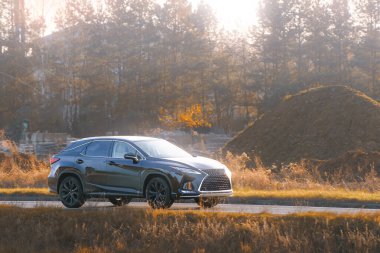 Güneş ışığında kırsal bir yolda SUV