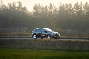 SUV asfalt yolda ilerliyor