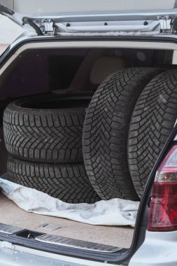 Mevsimsel değişiklikler için lastikler arabaya doluşur