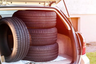 Arabanın lastikleri açık bir cip bagajında saklanıyor.