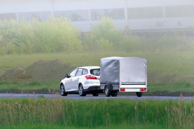 Beyaz römorklu açık yol çekici