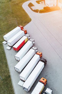 Hava Görüntüleme Kamyonları Büyük Depo 'nun Dışına Park Edildi